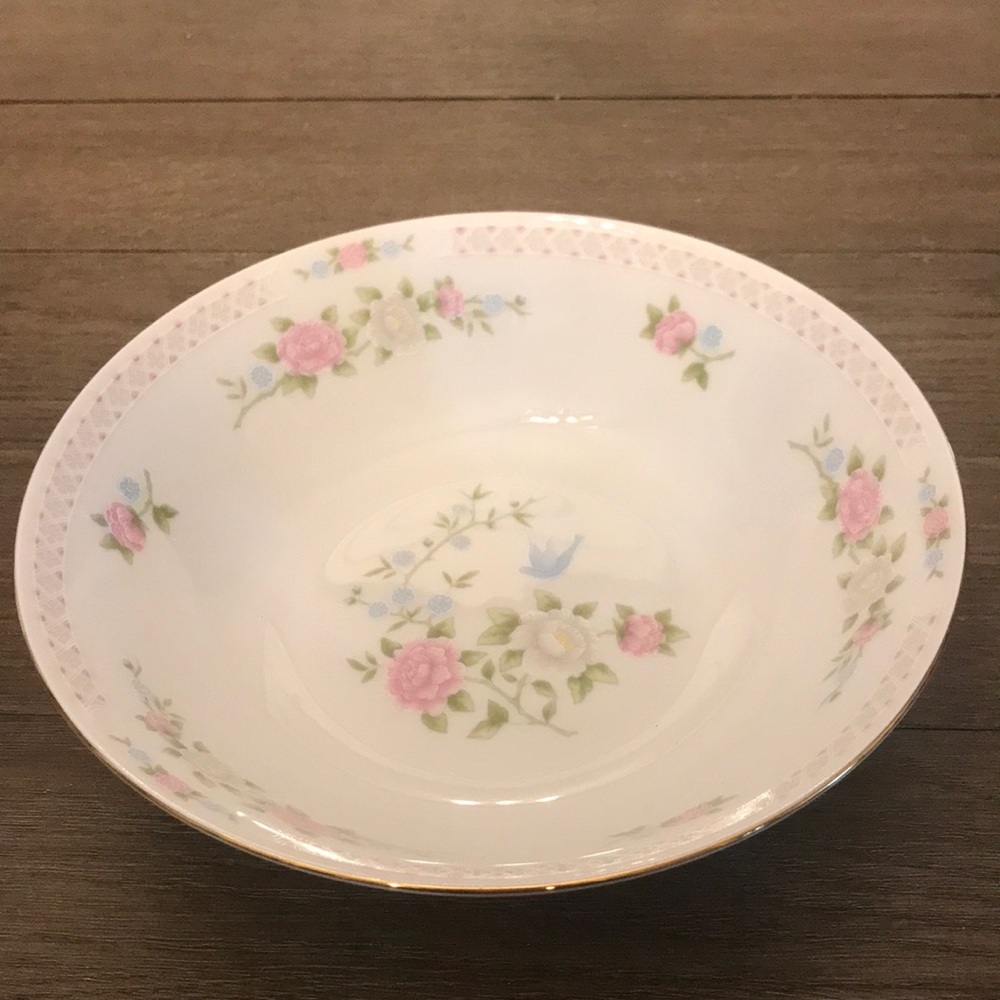 Crown Ming 9” serving bowl bird of paradise pattern. Euc fine china